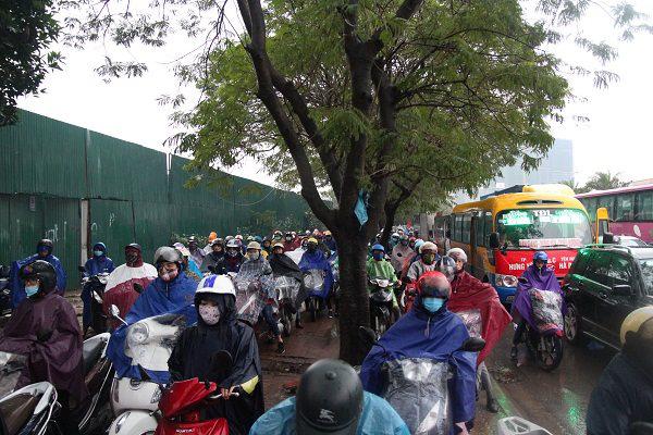 Hà Nội ùn tắc trong giá rét kỷ lục 9 độ kèm mưa, người dân chôn chân tại chỗ